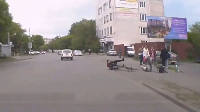 [動画0:05] ダサッ！自転車に乗る男たち、女性の目の前で衝突して転倒