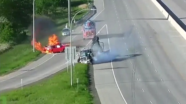 [動画1:25] 高速道路に放置された車、トラックが衝突して瞬く間に炎に包まれる