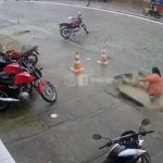 [動画0:44] 道路清掃員の女性、道路に飲み込まれる