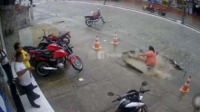 [動画0:44] 道路清掃員の女性、道路に飲み込まれる