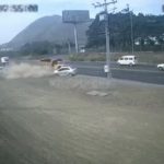 [動画3:58] ダンプトラックと衝突した車、すっごい押される