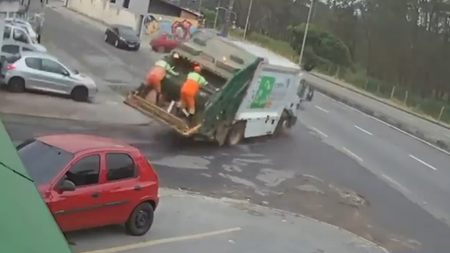 [動画0:56] 必死にしがみつく作業員、ゴミ収集車が急ハンドル