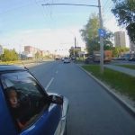 [動画0:38] トロリーバスに接触した女性、運転手を睨みつける