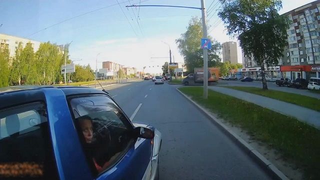 [動画0:38] トロリーバスに接触した女性、運転手を睨みつける