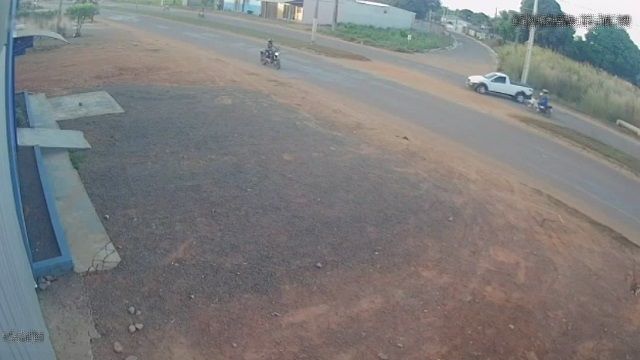 [動画1:33] 道路右側から左折するピックアップトラック、バイクが猛スピードで衝突