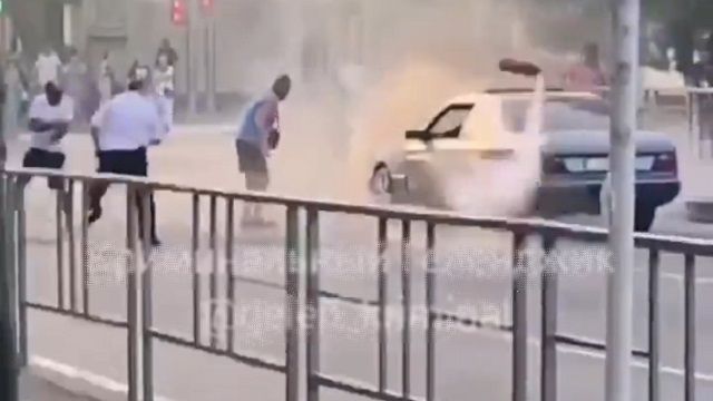 [動画0:36] ロシア人さん、燃える車を前にとんでもない失敗をしてしまう