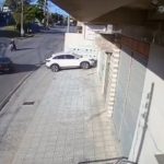 [動画1:10] バイクタクシー、Ｕターンする車に接触して転倒