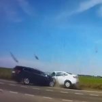 [動画0:19] 高齢ドライバーが事故を誘発、警察署長が亡くなる