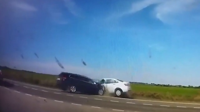 [動画0:19] 高齢ドライバーが事故を誘発、警察署長が亡くなる