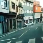 [動画0:14] 建物入口を破壊、車が突っ込む
