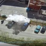 [動画0:27] 駐車中の車、トランク内で大爆発