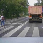 [動画1:45] 車に注意しながら横断歩道を渡る少女、逆走車には気付かなかった模様
