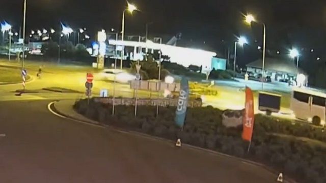 [動画1:42] 猛スピードでラウンドアバウトを突っ切り大事故、犯人は歩いて逃走