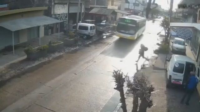[動画0:17] バス停に急ぐ少年、乗る予定のバスに轢かれる