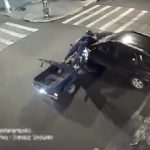 [動画0:50] 一時停止違反の車にバイクが衝突、ライダーがボンネットに乗り上げる