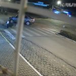 [動画0:36] バイクが車に衝突、ライダーが道路に叩きつけられる