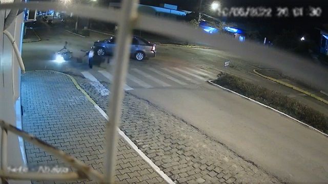 [動画0:36] バイクが車に衝突、ライダーが道路に叩きつけられる