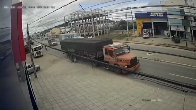 [動画0:11] トレーラーが自転車に接触、男性が後輪に轢かれる