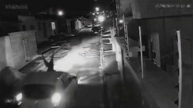[動画0:48] 背後から車に撥ねられる男性、犯人は男性を乗り越えて逃走