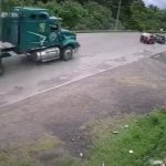 [動画0:19] 突然停止する車、大型トラックが止まれず大事故に