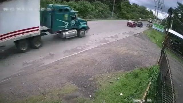 [動画0:19] 突然停止する車、大型トラックが止まれず大事故に
