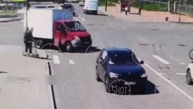 [動画0:47] ロシア人の少年、トラックに轢かれた少女を置いて真っ先に逃げる