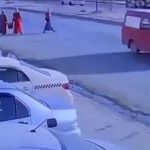 [動画0:32] エジプト人女性「車が止まってくれるでしょう」→とんでもない結果に・・・