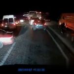 [動画2:32] 高速道路で大型トラックが渋滞に突っ込む、地獄絵図に・・・