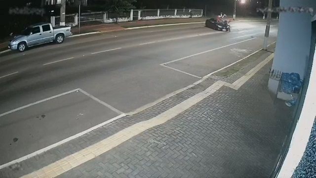 [動画0:20] 突然発進した車にバイクが衝突、車は逃走