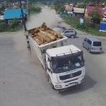 [動画0:34] 中華トラックが暴走、交差点を突っ切り横転