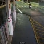 [動画0:08] バイクが猛スピードで一時停止違反、二十歳の女性が犠牲に・・・
