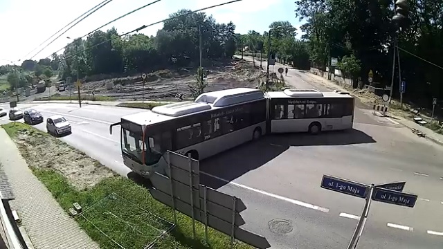 [動画2:13] 連節バスさん、何を血迷ったか道路上でＵターンを試みる