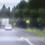 [動画0:17] トラックがトレーラースイング現象、対向車が殴られる