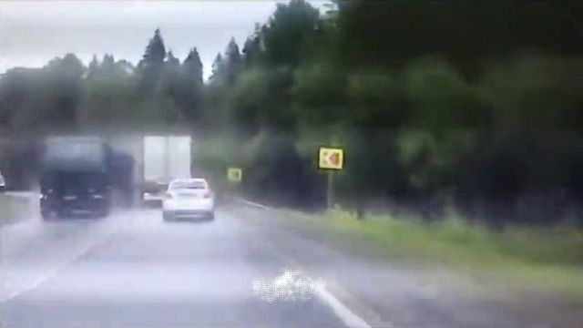 [動画0:17] トラックがトレーラースイング現象、対向車が殴られる