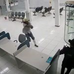 [動画0:45] -閲覧注意- 銀行で警備員と強盗が銃撃戦！その一部始終