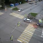 [動画1:00] 交差点で衝突事故、それぞれの車が信号と標識を倒す