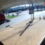 [動画1:09] 女性ライダー、後ろから大型トラックに襲われる