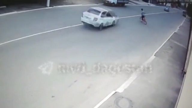 [動画0:11] 自転車の少年、道路を斜め横断しようとするも猛スピードで撥ねられる