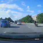 [動画0:33] 女性ドライバーさん、猛スピードのバイクを道路脇に弾き飛ばす