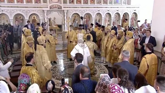 [動画0:10] モスクワ総主教キリル一世、聖水でツルッ！