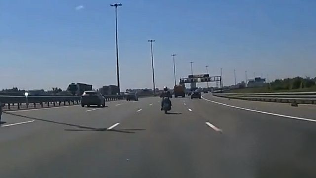 [動画0:59] ライダーさん、高速道路上で停車するダンプに一直線