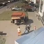 [動画0:21] 屋台で賑わう広場、女性の運転する車が暴走して歩行者を轢く