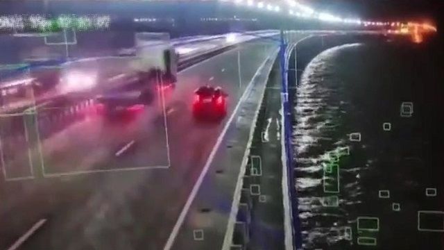 [動画0:58] 不可解な行動、事故を起こしたトラック運転手が海に飛び込む