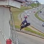 [動画0:39] 道路脇の土手を駆け上るバイク、ジャンプしてライダーが宙を舞う