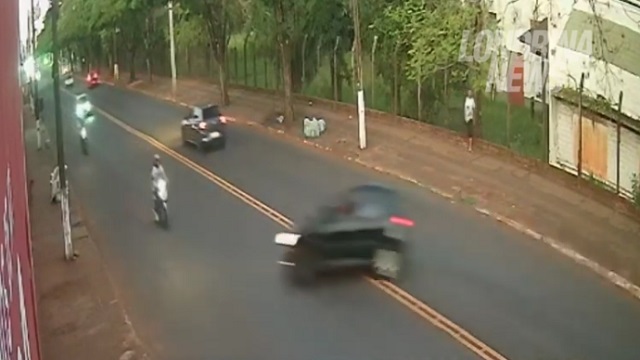 [動画0:34] その角度で突っ込まれたら逃げられない、バイクの女性が犠牲に・・・