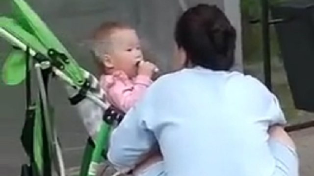 [動画0:39] ロシア人ママ、赤ちゃんに電子タバコを教える