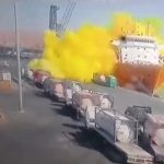 [動画0:56] 有毒ガスに包まれる船・・・、タンクが落下する事故映像
