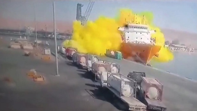 [動画0:56] 有毒ガスに包まれる船・・・、タンクが落下する事故映像