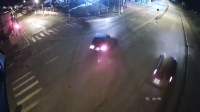 [動画1:14] 左折車、信号機を破壊する