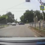 [動画1:54] 左折車と接触した車が歩道に突っ込む、女性が犠牲に・・・